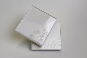 CITE展示品(3)レーザー彫刻による微細加工を施したホットスタンプ版を使用し、コンパクト天板へ箔押加工を行ったコンパクト