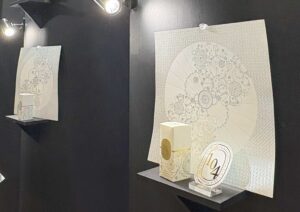 加飾技術を駆使した作品集の一部を展示。箔押しの細微な表現に多くの反響があった