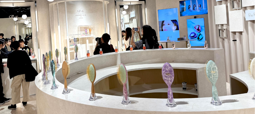リファ」がMISAMO起用の体験型ポップアップ 空間演出でヘアケア体験を